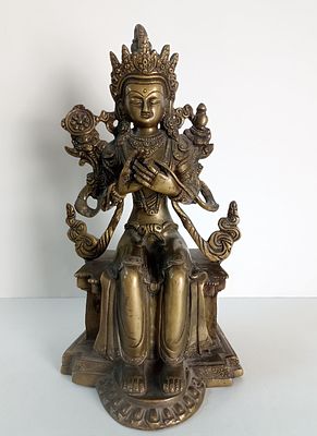 Бронзовая фигура Будды-Майтрейи. Согласно буддийской традиции, Майтрейя - это бодхисаттва 