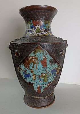 Старинная восточная бронзовая ваза с художественной эмалью. Ваза с рельефным геометрическим 