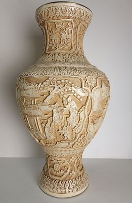 Большая старинная китайская ваза в сложной технике Белый Цинабар. 
Белый Цинабар (или Киноварь) 