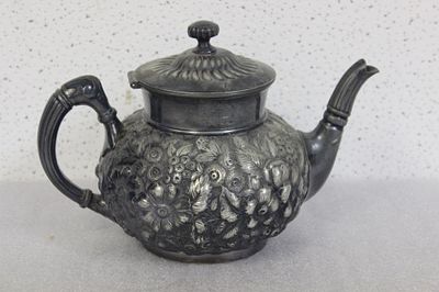 Старинный чайник с серебряным покрытием необычной формы c богатым цветочным орнаментом Клеймо 