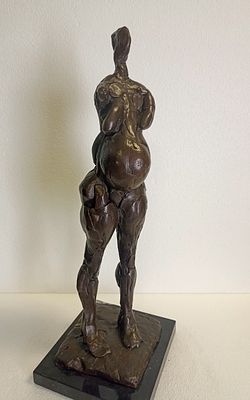 Сальвадор Дали.
Редкая и ценная бронзовая фигура &laquo;Абстрактная женщина&raquo;.
Подпись на металле 