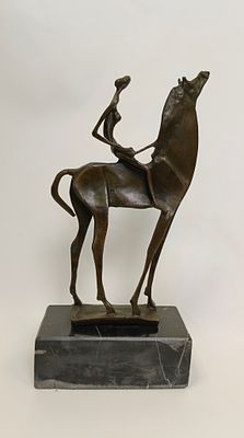 Бронзовая скульптура &laquo;Абстрактный всадник&raquo;, С. Дали. Подпись "Dali" на основании.
Скульптура 
