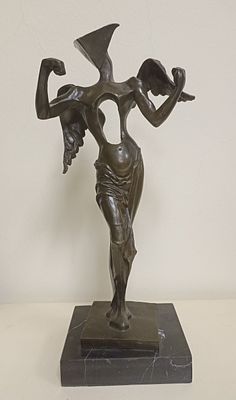 Бронзовая скульптура &laquo;Сюрреалистический Ангел&raquo;. 
Скульптура создана по матрице Сальвадора Дали 