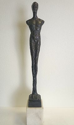 Бронзовая авторская скульптура в стиле Альберто Джакометти.
Обнаженные торс мужчины в стиле 