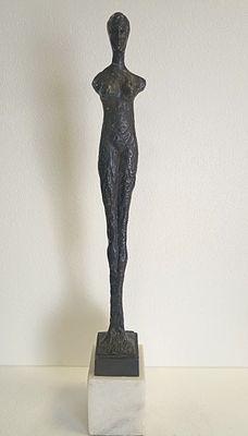 Бронзовая авторская скульптура в стиле Альберто Джакометти.
Обнаженные торс женщины в стиле 
