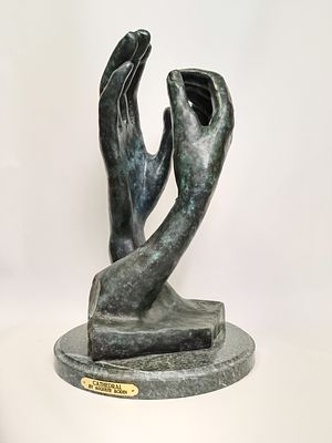 Большая бронзовая скульптура по мотивам работы Огюста Родена &laquo;Собор (Cathedral)&raquo; 1908 г. на 