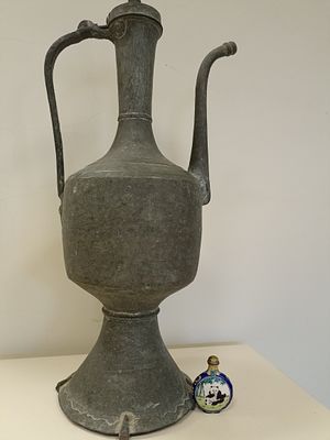 Изящный старинный металлический кувшин с фигурным носиком, подъемной крышечкой.
Дагестан
Конец 