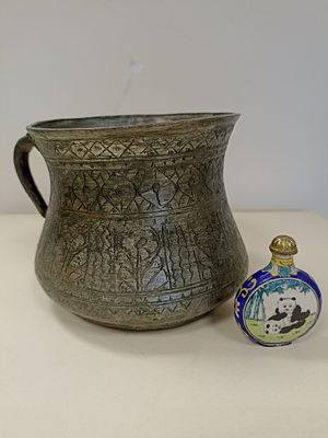 Архаичный металлический сосуд с богатой чеканкой ручной работы и ручкой.
Дагестан
Конец 