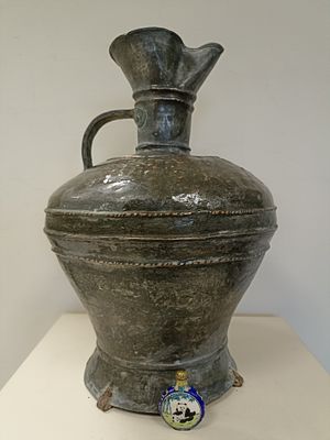 Роскошный металлический винный сосуд с изящным графическим декором ручной работы.
Дагестан 