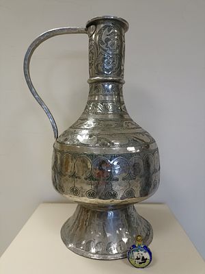 Великолепный образец чеканного искусства Дагестана. Богатый металлический кувшин, украшенный 