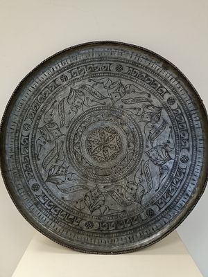 Роскошное большое блюдо с изысканной чеканокой ручной работы. Сложные узоры флористической 