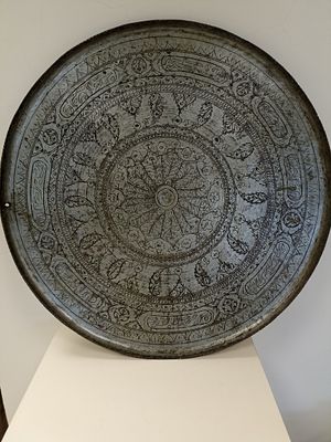 Коллекционное старинное блюдо большого размера (Д: 59 см) с изысканной чеканкой ручной работы. 