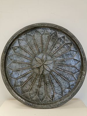 Старинное восточное блюдо с классическим графическим декором в технике чеканки.
Ценный экспонат 