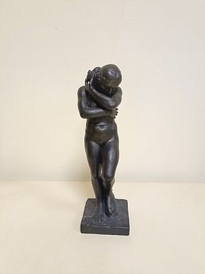Статуэтка &laquo;Ева&raquo; по работе Огюста Родена 1881 года. 
Материал: смола, бронзовая отделка 