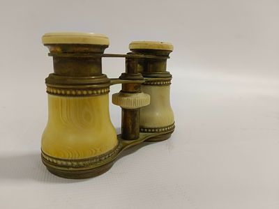 Оригинальный театральный бинокль начала 20 в. Оформлен деревом и костью.
Хорошая сохранность. 