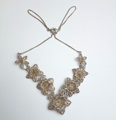 Великолепное серебряное колье с цветами разного размера, выполненное в технике объемной 