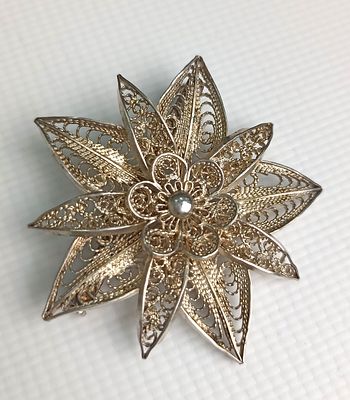 Крупная многослойная серебряная брошь &laquo;в технике художественной филиграни (скани).
800 проба. 