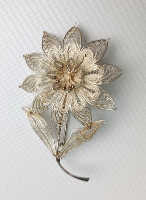 Изящная серебряная брошь в технике художественной филиграни (скани).
800 проба.
Очень хорошее 