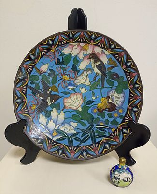 Большая антикварная тарелка, исполненная в технике перегородчатой эмали в CLOISONNE со сложным 