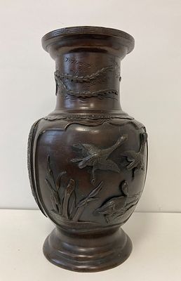 Бронзовая ваза. Клеймо на дне.
Н=33 см.
D горлышка = 13 см.