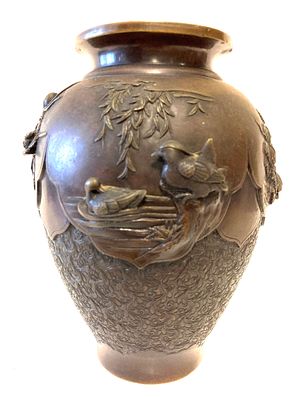 Японская бронзовая ваза "Цветы и птицы".
Богато украшена рельефными изображениями птиц и цветов 