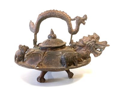 Антикварный медный чайник &laquo;Голова дракона&raquo;.
Китай, середина 20 в.
20,5х28 см
Провенанс: Из 