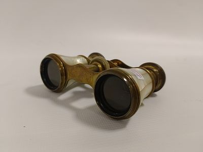 Старинный театральный биноклю с перламутровой отделкой . Размер: 9х7 см.
Начало 20 в.
Европа