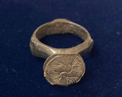 Древнеримское бронзовое кольцо с объемным круглым навершием и рисунком с растительным 