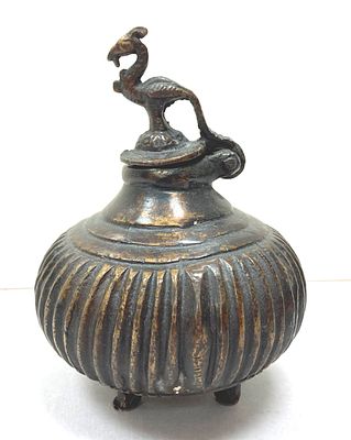 Бронзовая чернильница, выполнена в стилистике бронзы времен Великих Моголов в Индии. Сосуд с 