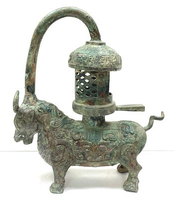 Большое старинное бронзовое кадило в китайском архаичном стиле в форме быка с изогнутой ручкой 