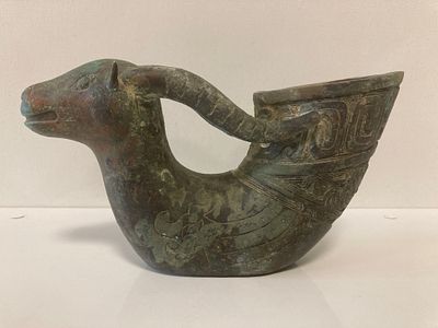 Архаичный винный кувшин &laquo;Мифический тур&raquo;.
Бронза.
Китай, предположительно 19 в.
Размеры: 