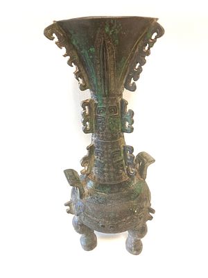 Литой бронзовый сосуд в форме Гу на трехногом основании 
Китай, 19 в.
Н=45 см.
Провенанс: Из 