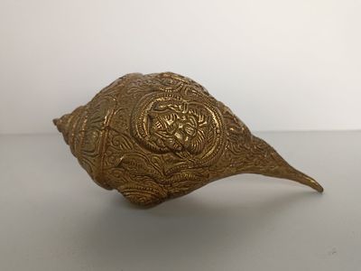 Старинная раковина ШАНКХА.
Ритуальный предмет в форме морской раковины больших размеров, а 