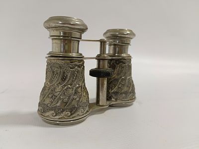 Старинный театральный бинокль с изысканным растительным орнаментом.
Размер: 8х10 см.
Латунб 