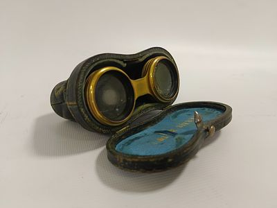 Винтажный театральный бинокль в оригинальном кожаном футляре с маркировкой &laquo;Harris & Son&raquo;. 