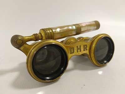 Богатый старинный театральный бинокль с раскладной ручкой.
Отделка перламутром, латунь. 
Начало 