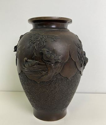 Старинная бронзовая ваза &laquo;Цветы и птицы&raquo;.
Поражает изысканным рельефом по всей окружности: на 