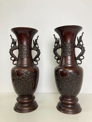 Пара больших (33см) старинных интерьерных ваз. 19 век.
Бронза, литье.
По окружности вазы 