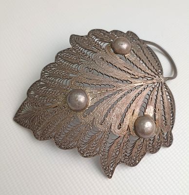 Серебряное ювелирное блюдце в технике прозрачной филиграни (скани) &laquo;Листок&raquo;.
800 (750?) проба. 