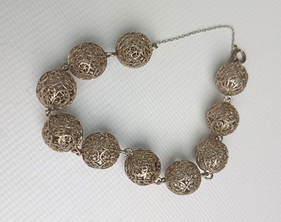 Оригинальный винтажный браслет из скани в форме ажурных сфер на регулирующейся цепочке. 