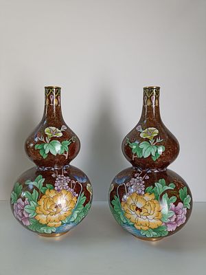 Антикварные парные вазы в технике CLOISONNE. Вазы имеют тыквообразную форму, традиционную для 