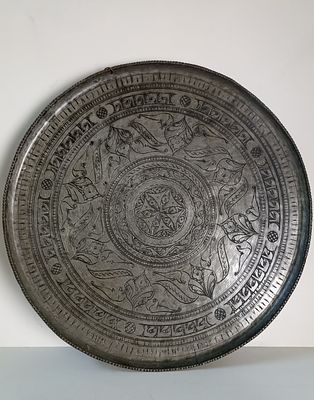 Старинный поднос. 
Чеканка по металлу, ручная работа.
Дагестан (в составе Российской Империи) 