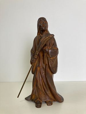 Статуэтка японской женщины Уба с метлой.
Тонкий литой рисунок лица и традиционной одежды 