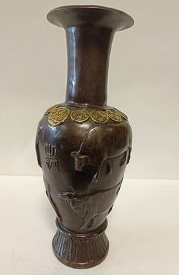 Интерьерная бронзовая ваза с изображением быков и старинных монет.
20 в.
Высота 25 см