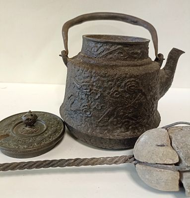 РЕДКИЙ японский чайник ТЕТСУБИН 19 века.
С рельефным изображением дракона в цветочном 