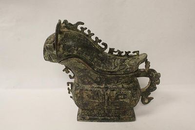 Старинный бронзовый сосуд для вина в китайском архаичном стиле, высота 25см.