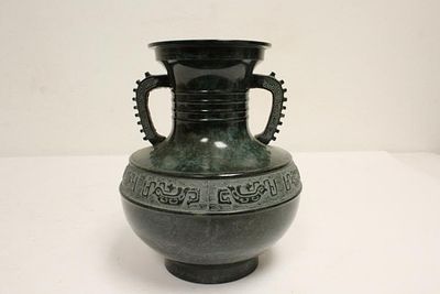 Японская бронзовая ваза, подписанная художником. Студийное искусство. Высота 22 см.