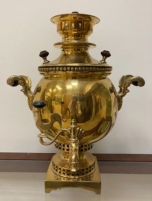 Старинный жаровой двухподдувальныйсамовар &laquo;Шар&raquo;. 
Гравировка на верхней части корпуса (медали: 