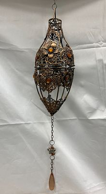 Подвесной подсвечник/светильник.
Сложный ажурный узор, инкрустация, подвесной элемент.
Общая 