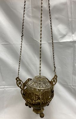 Старинная подвесная лампада.
Материл: латунь. 
Стакан-вставка из прозрачного узорчатого стекла. 